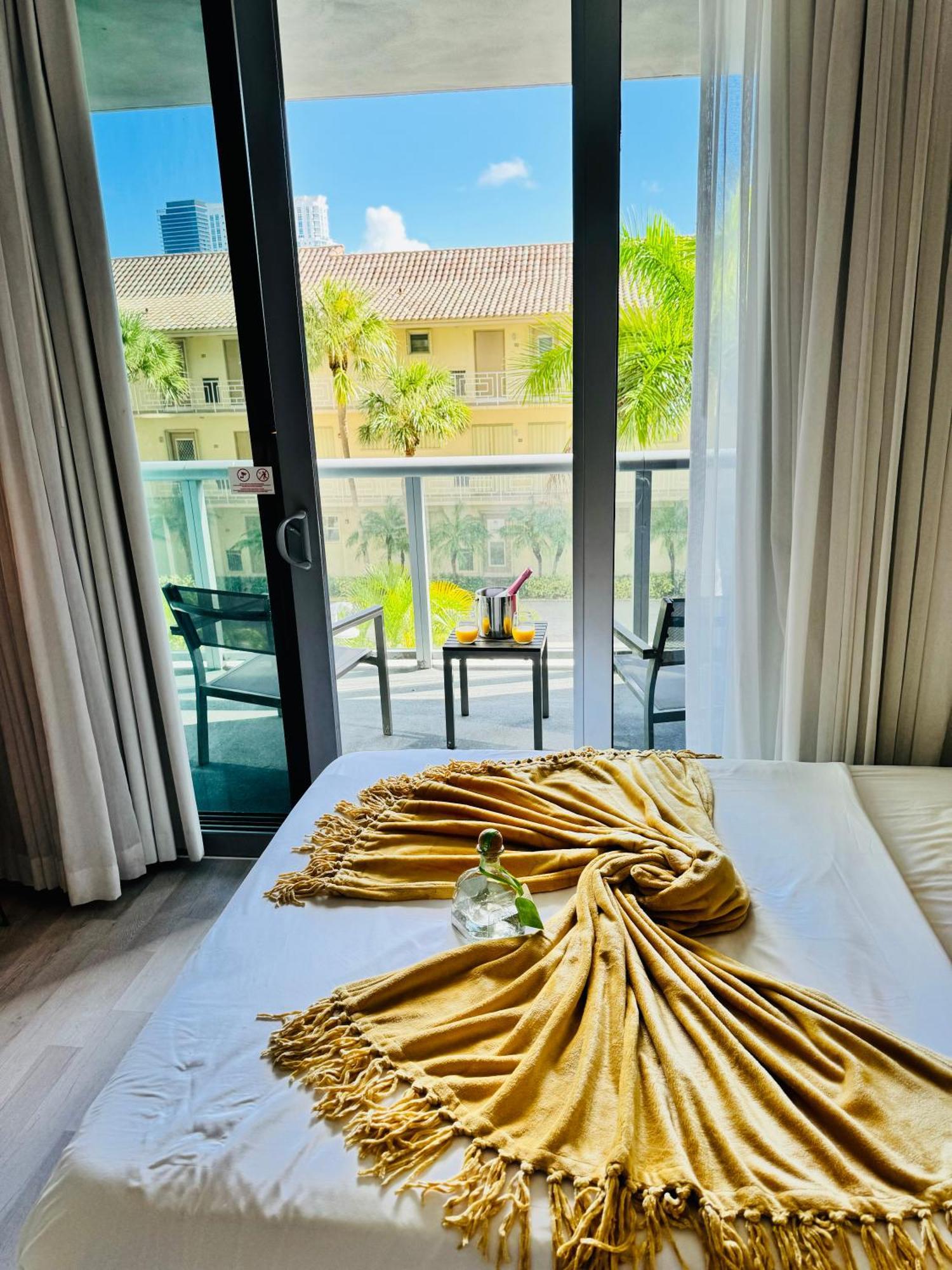 Beachwalk Resort & Condos Hallandale Beach Bagian luar foto